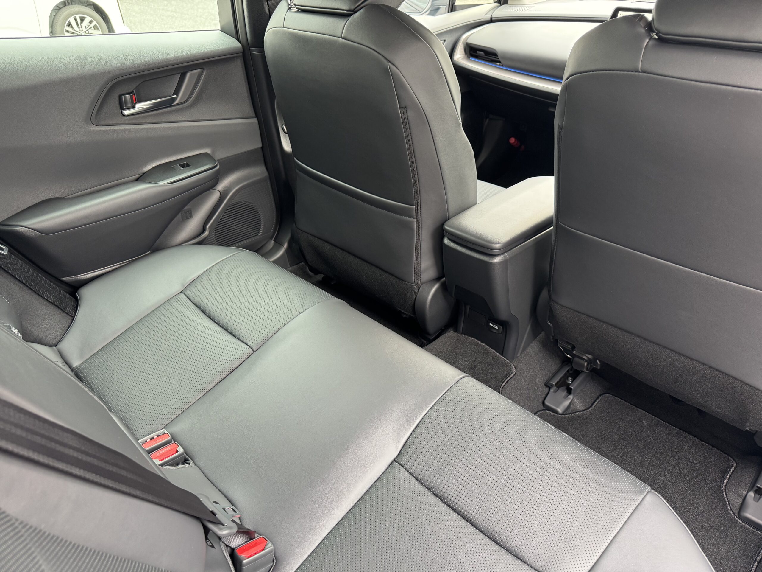 プリウス後席シート 後席座席