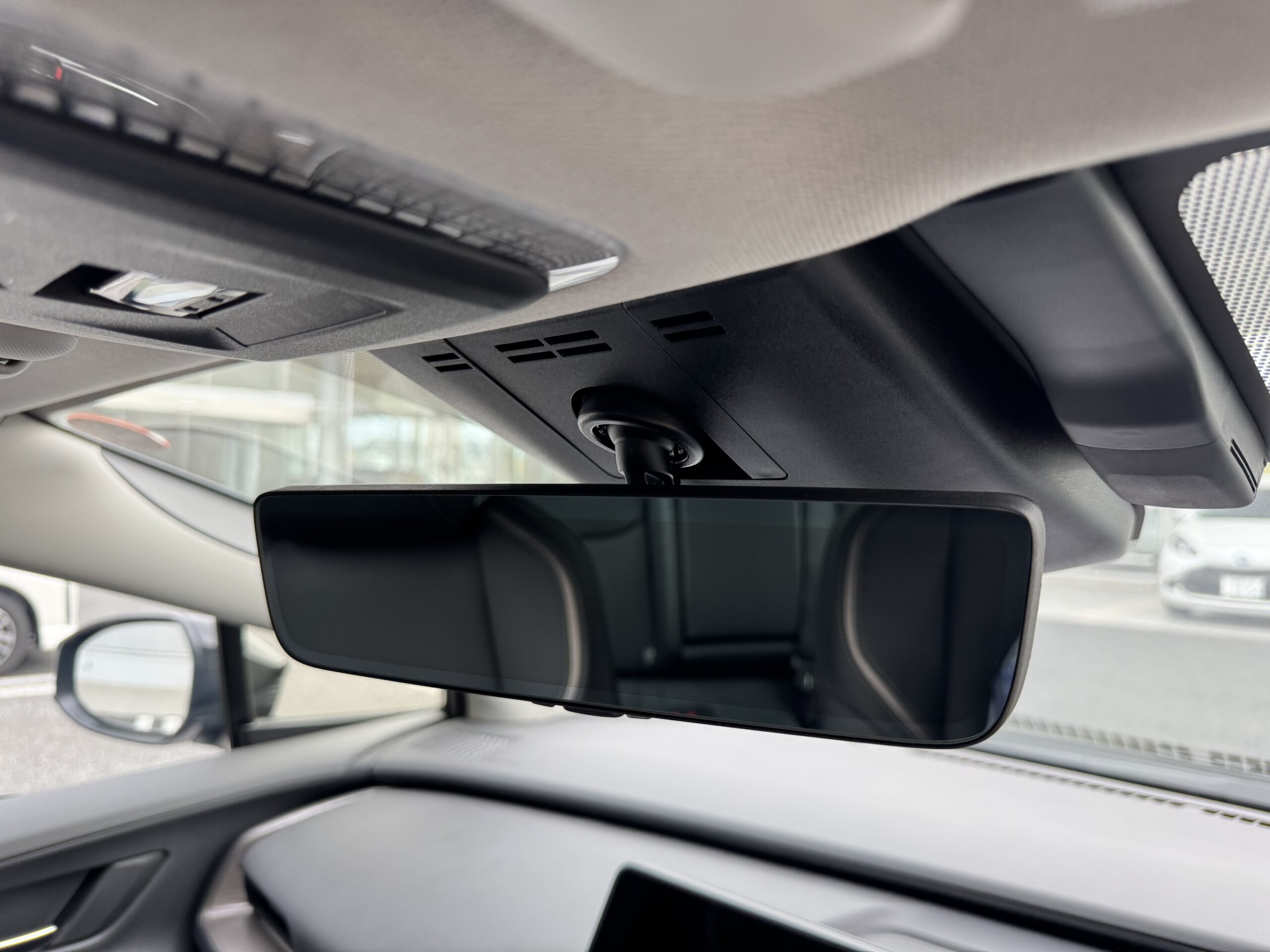 プリウス デジタルインナーミラー
後方の安全確認をサポート