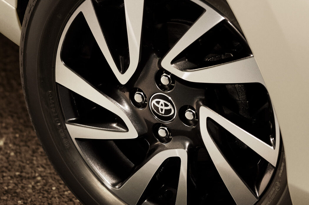 アクア16インチ　アルミホイール