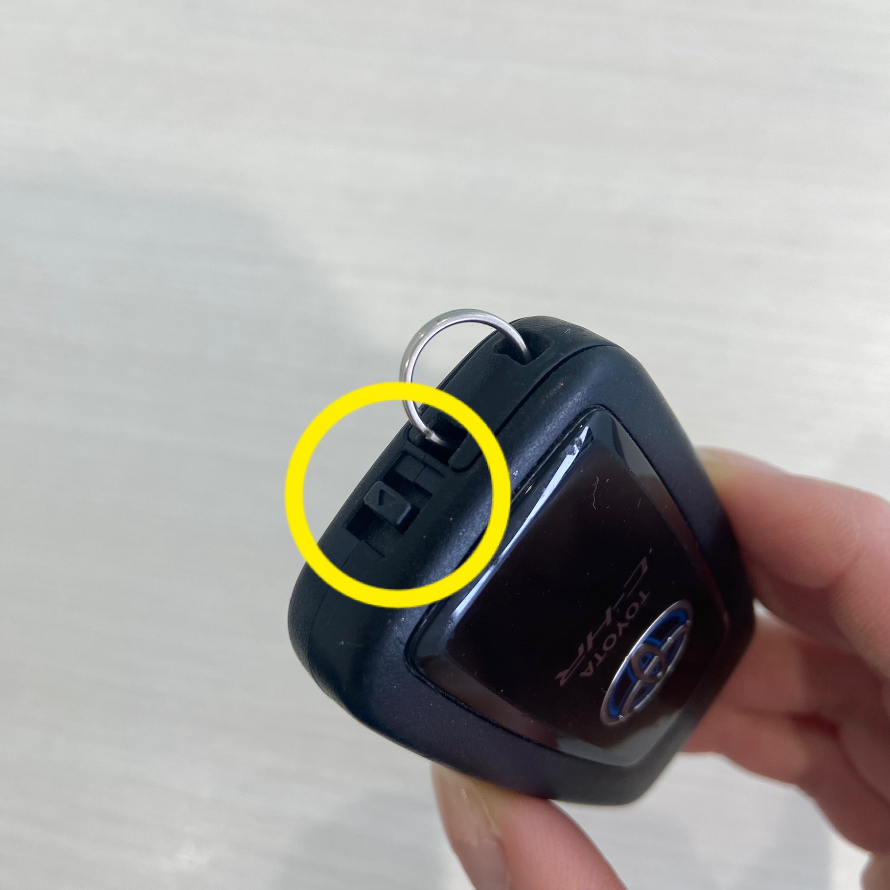 スマートキー　ロックボタン