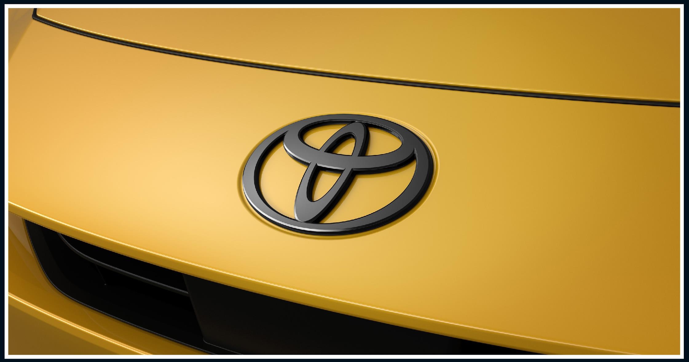 プリウスPHEV特別仕様車G“Night Shade”トヨタマーク前